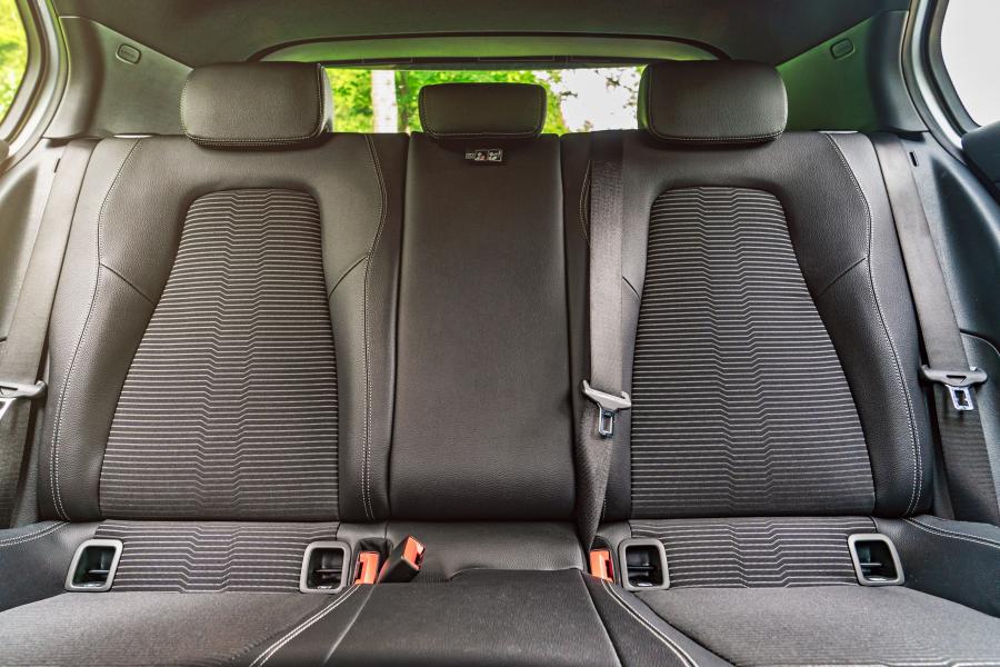 Интерьер Mercedes-Benz A200 Sport (W177) 2018 года  (UK) (фото 25 из 40)